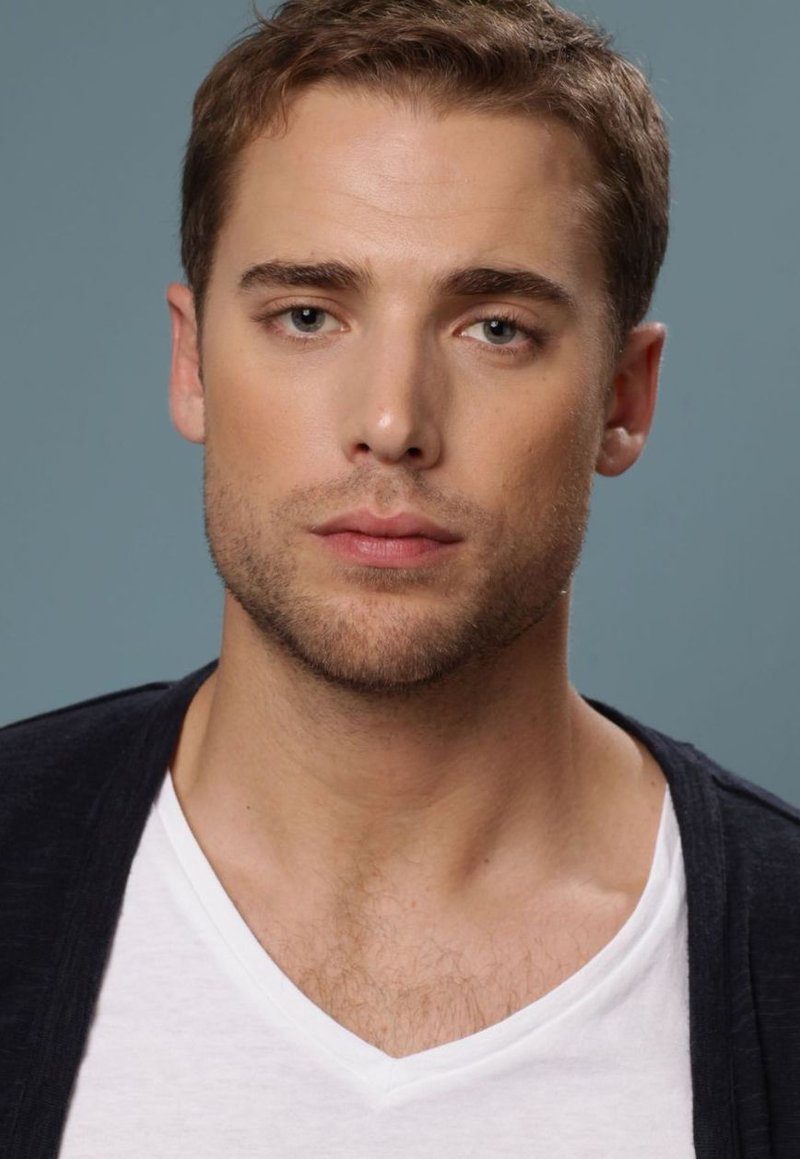 Actors video. Дастин миллиган. Дастин миллиган актер. Dustin Milligan 2021. Дастин миллиган повторяющие реальность.